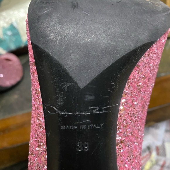 Authentic Spring 2018 Oscar de la Renta pumps Small for me. I am all true size 9 - Picture 7 of 7